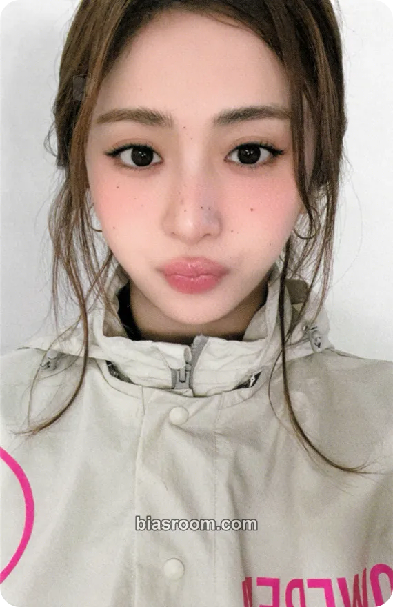 Huh Yunjin PUREFLOW pt.1 Photocard - LE SSERAFIM - LE SSERAFIM K-pop photocard