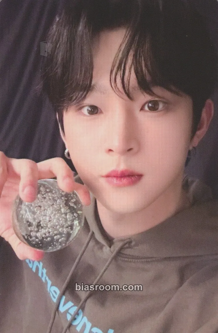 Leedo Season‘s Greetings 2026 - Quest for the Wishing Moon Photocard - ONEUS - ONEUS K-pop photocard
