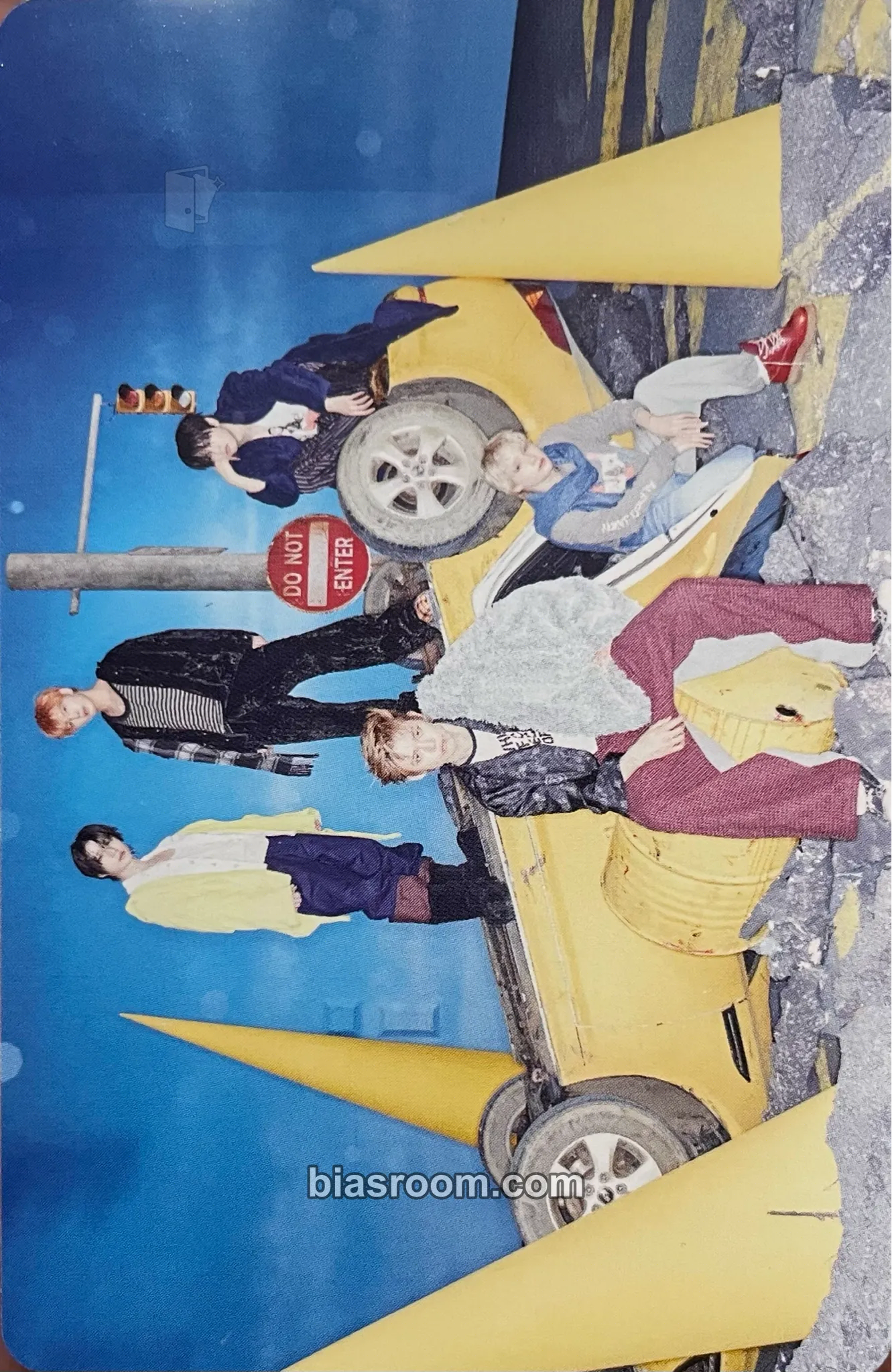 7TH YEAR: A Moment of Stillness in the Thorns Photocard - TOMORROW X TOGETHER - TOMORROW X TOGETHER K-pop photocard