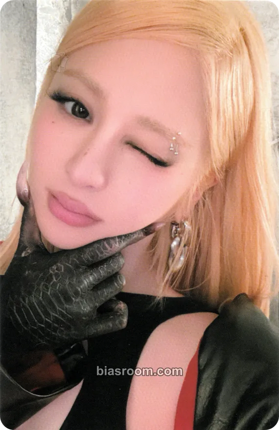 Huh Yunjin PUREFLOW pt.1 Photocard - LE SSERAFIM - LE SSERAFIM K-pop photocard