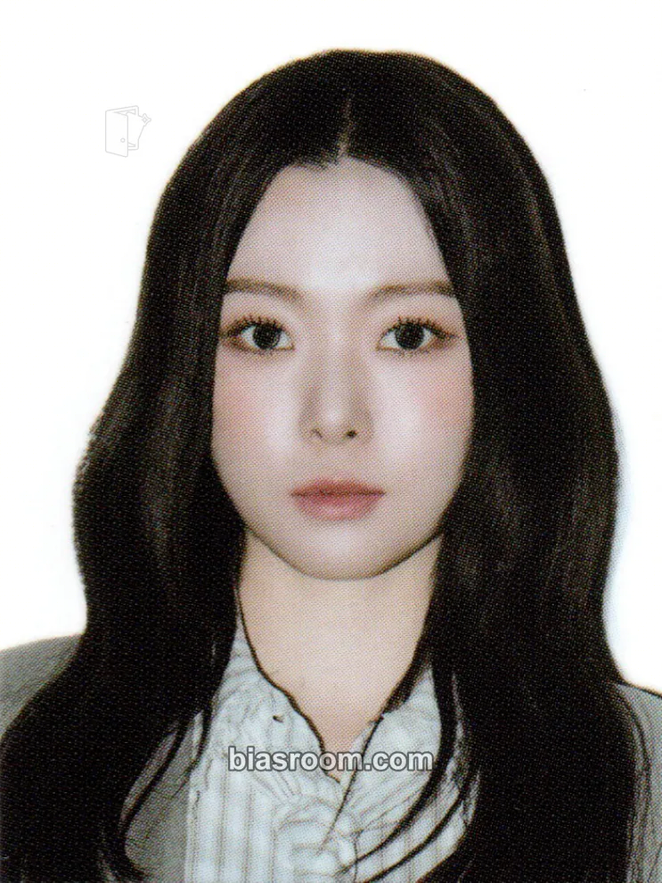Jackie ICHILLIN' 2025 Season's Greetings - Office (Poca Album) Photocard - ICHILLIN’ - ICHILLIN’ K-pop photocard
