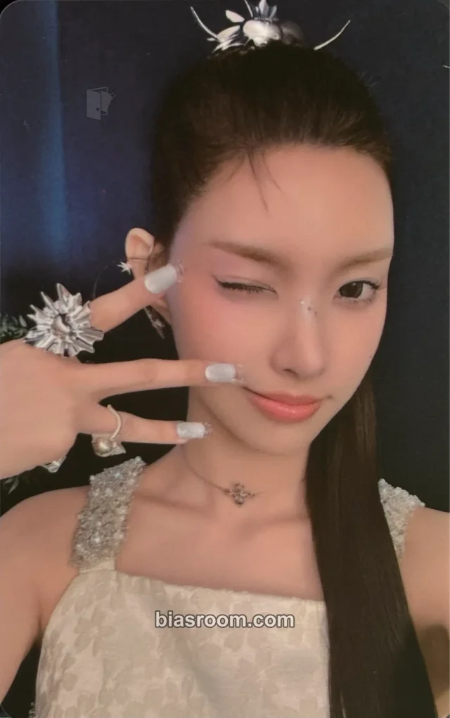ILLIT - Yunah - bomb Album weverse global shop (wvg) pvc card