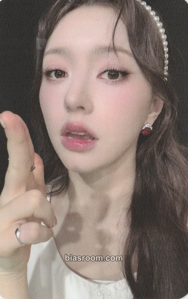 Chanelle Moon Love Tune Photocard - FIFTY FIFTY - FIFTY FIFTY K-pop photocard