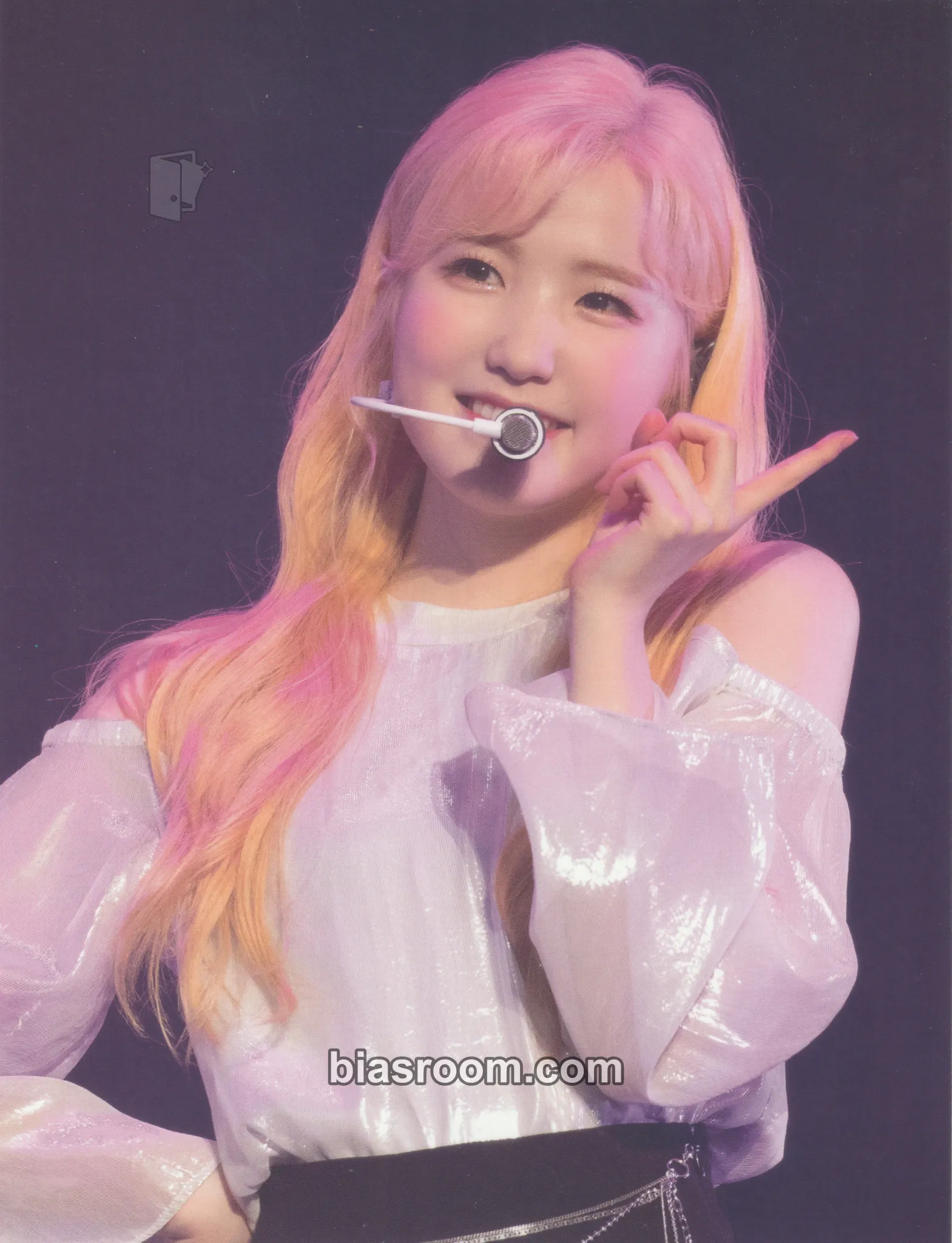 Hitomi EYES ON ME in SEOUL - BLU-RAY Version Photocard - IZ*ONE - IZ*ONE K-pop photocard