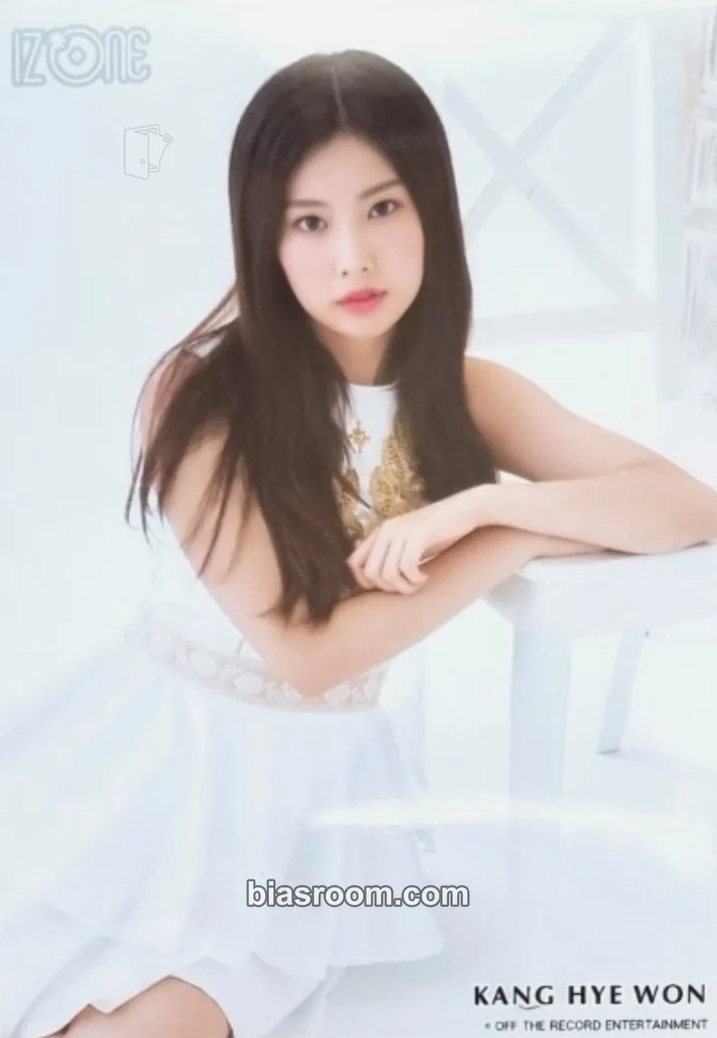 Hyewon EYES ON ME Photocard - IZ*ONE - IZ*ONE K-pop photocard