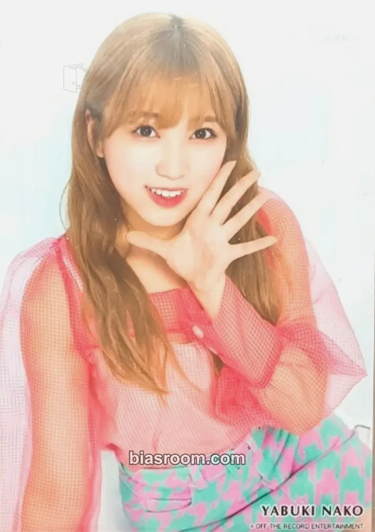 Nako EYES ON ME Photocard - IZ*ONE - IZ*ONE K-pop photocard