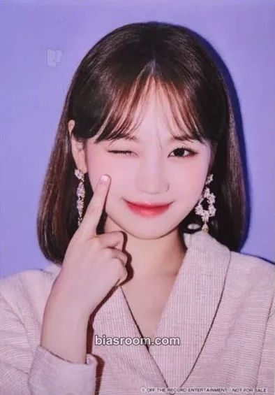 Kim Chaewon Twelve Photocard - IZ*ONE - IZ*ONE K-pop photocard