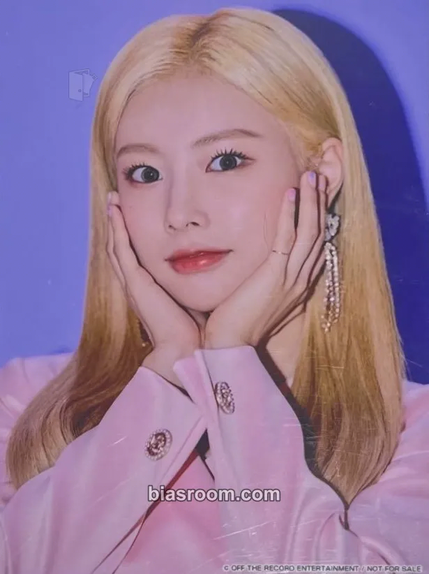 Hyewon Twelve Photocard - IZ*ONE - IZ*ONE K-pop photocard