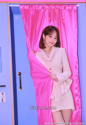 Kim Chaewon Twelve Photocard - IZ*ONE - IZ*ONE K-pop photocard