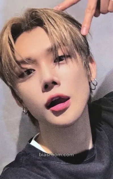 Yeonjun 7TH YEAR: A Moment of Stillness in the Thorns Photocard - TOMORROW X TOGETHER - TOMORROW X TOGETHER K-pop photocard