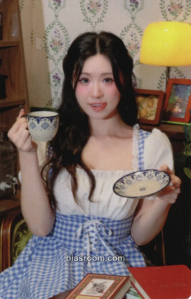 MUU (Taeryeong) Hello, Wonderland Photocard - MUU - MUU K-pop photocard