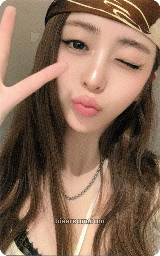 Huh Yunjin PUREFLOW pt.1 Photocard - LE SSERAFIM - LE SSERAFIM K-pop photocard