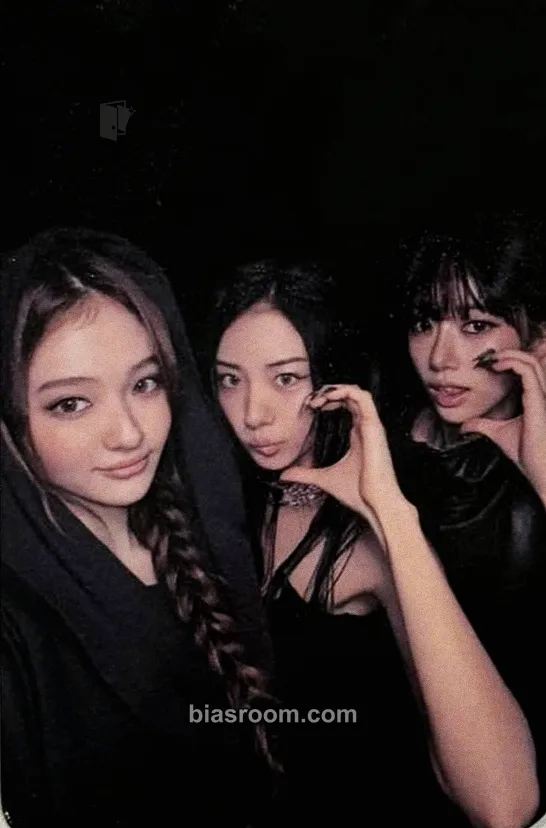 BITE NOW Photocard - MEOVV - MEOVV K-pop photocard