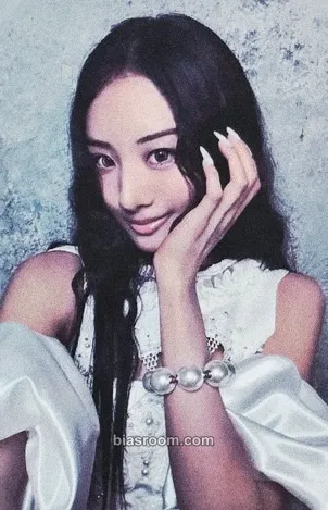 Gawon BITE NOW Photocard - MEOVV - MEOVV K-pop photocard