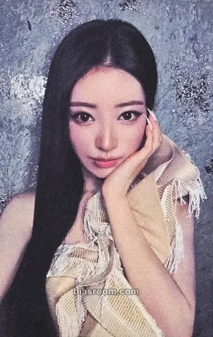 Anna BITE NOW Photocard - MEOVV - MEOVV K-pop photocard