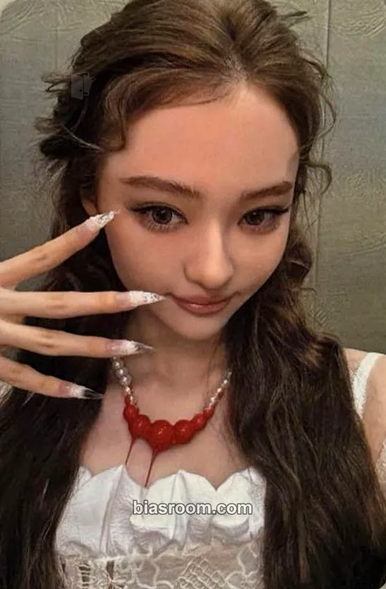 Ella BITE NOW Photocard - MEOVV - MEOVV K-pop photocard