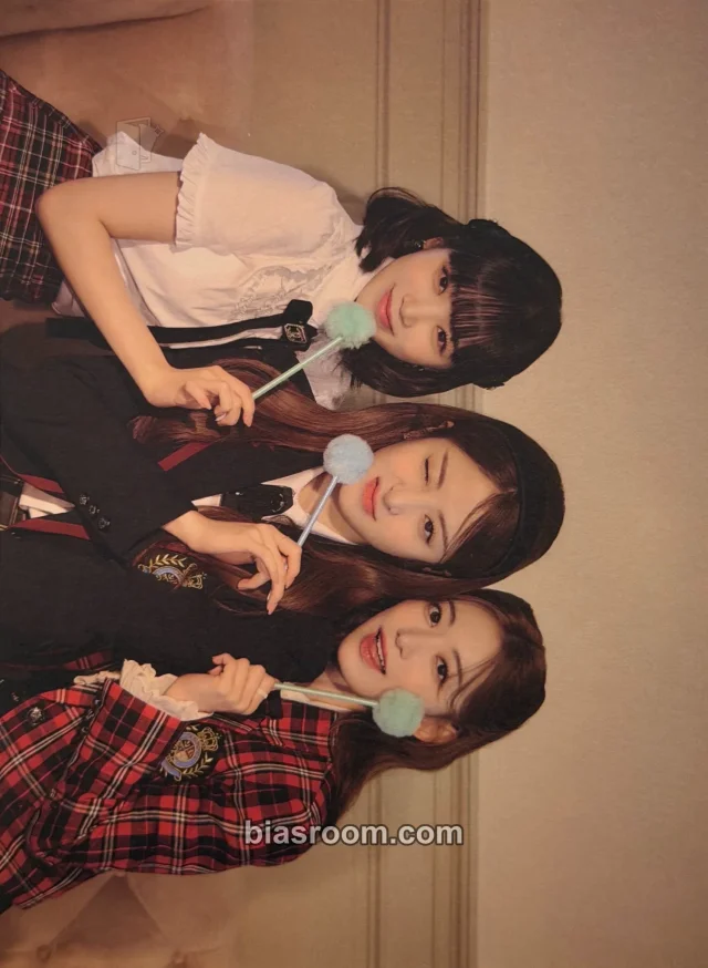 LE SSERAFIM - Kim Chaewon & Sakura & Huh Yunjin - 2023 Season's Greetings ‘Class of 2023’ Other weverse global shop (wvg) pob (pre-order benefit) postcard