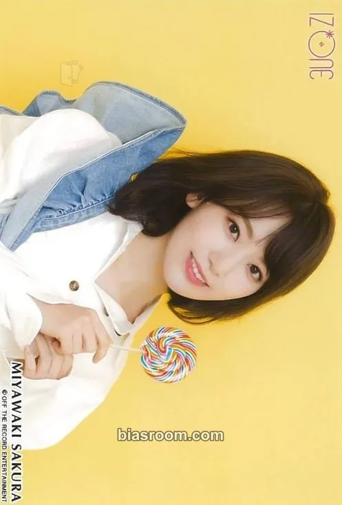 Sakura Suki to Iwasetai Photocard - IZ*ONE - IZ*ONE K-pop photocard