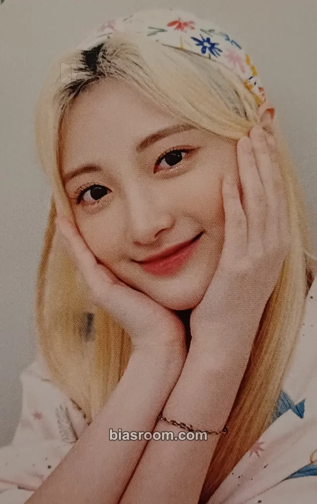ILY:1 - Rona - Love in Bloom Album pob (pre-order benefit) inside record offline