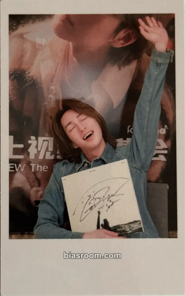 SHINee - Onew - Circle Album fansland special event round 1 polaroid