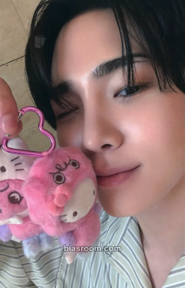 Key - Key - Where is Key? with Hello Kitty Event merch photocard doll/figure