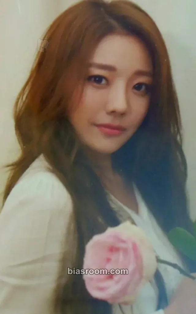 MelodyDay - Yein - Kiss On The Lips Album album photocard