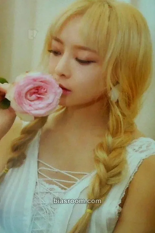 MelodyDay - Yoomin - Kiss On The Lips Album album photocard