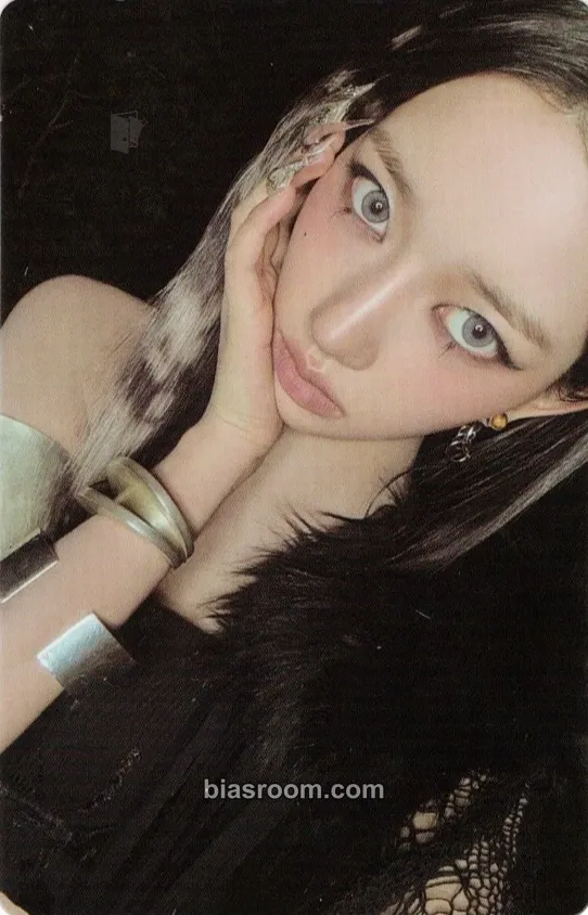 Sooin BITE NOW Photocard - MEOVV - MEOVV K-pop photocard