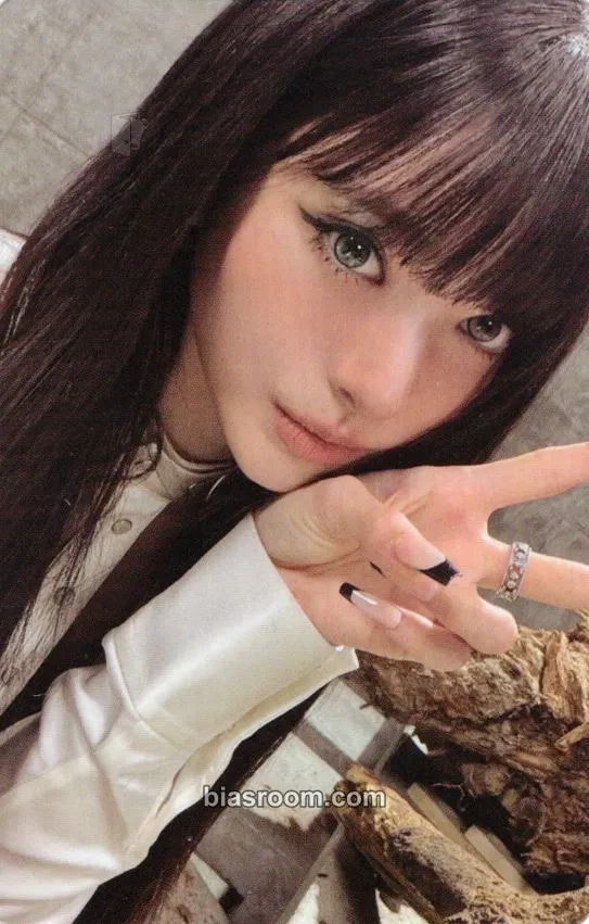 Anna BITE NOW Photocard - MEOVV - MEOVV K-pop photocard