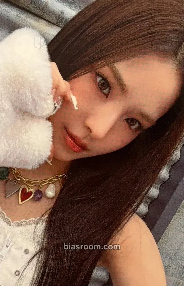 izna - Mai - N/a Album merch photocard photocard holder