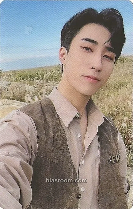 Harin Season's Greetings 2022 We're in the Jungle Photocard - ONEWE - ONEWE K-pop photocard