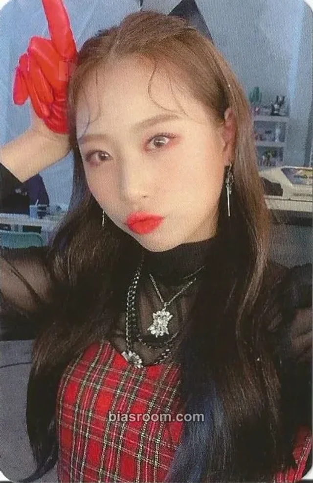 Hot Issue - Yewon - Issue Maker Album mymusictaste (mmt) fansign video call (fancall)