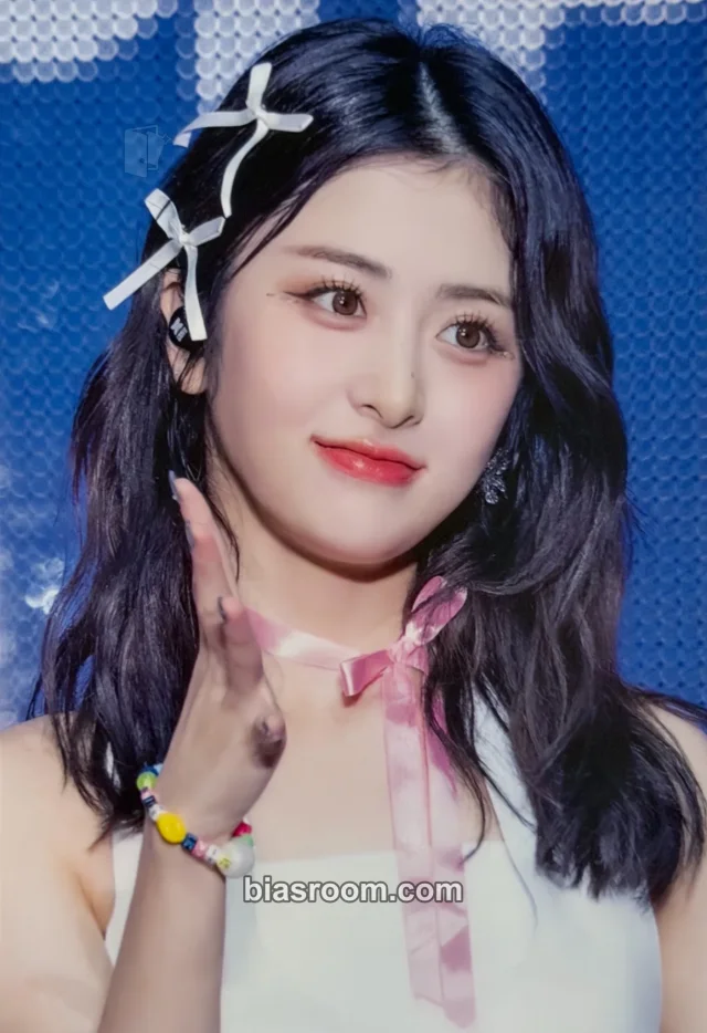 LE SSERAFIM - Huh Yunjin - 2023 Tour 'Flame Rises' in Japan Other dvd version large photocard standard version
