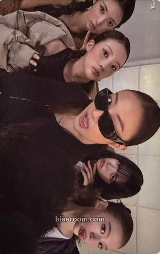 BITE NOW Photocard - MEOVV - MEOVV K-pop photocard