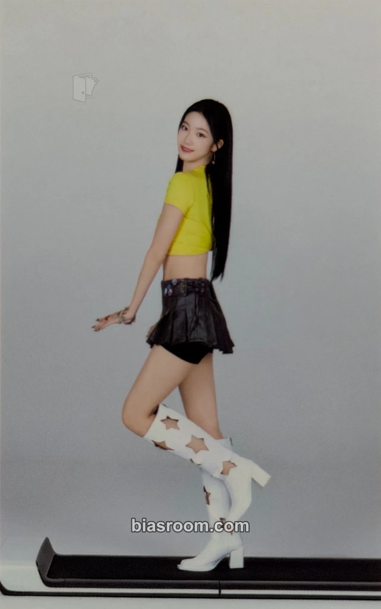 Kazuha 'Fearnada' 2024 S/S - Seoul Photocard - LE SSERAFIM - LE SSERAFIM K-pop photocard