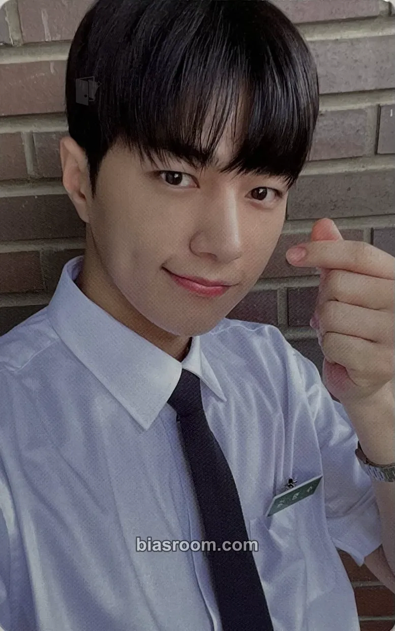 L / Myungsoo 2024 Season's Greetings Photocard - INFINITE - INFINITE K-pop photocard