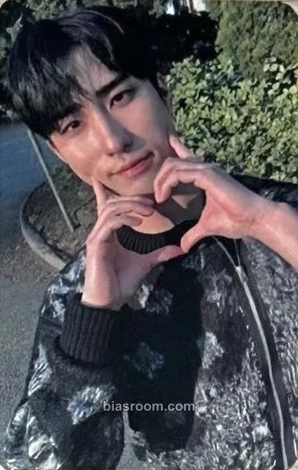 Harin Planet Nine: Isotropy Photocard - ONEWE - ONEWE K-pop photocard