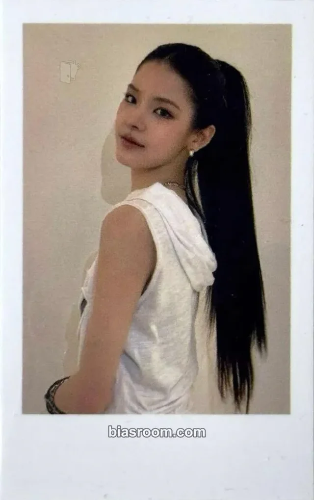 izna - Mai - N/a Album pop-up store naya zone polaroid