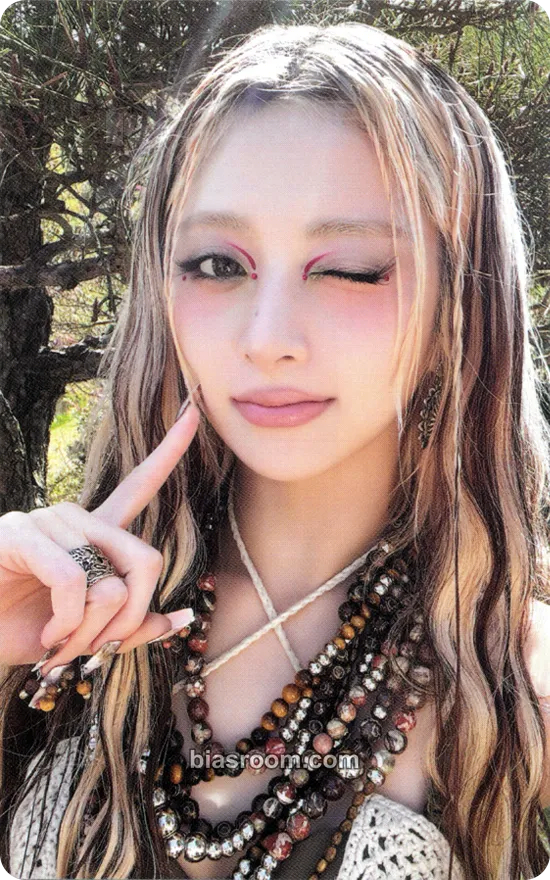 Huh Yunjin PUREFLOW pt.1 Photocard - LE SSERAFIM - LE SSERAFIM K-pop photocard