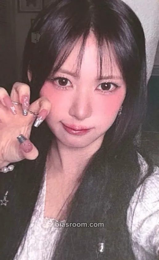 Liv Glow Up Photocard - RESCENE - RESCENE K-pop photocard
