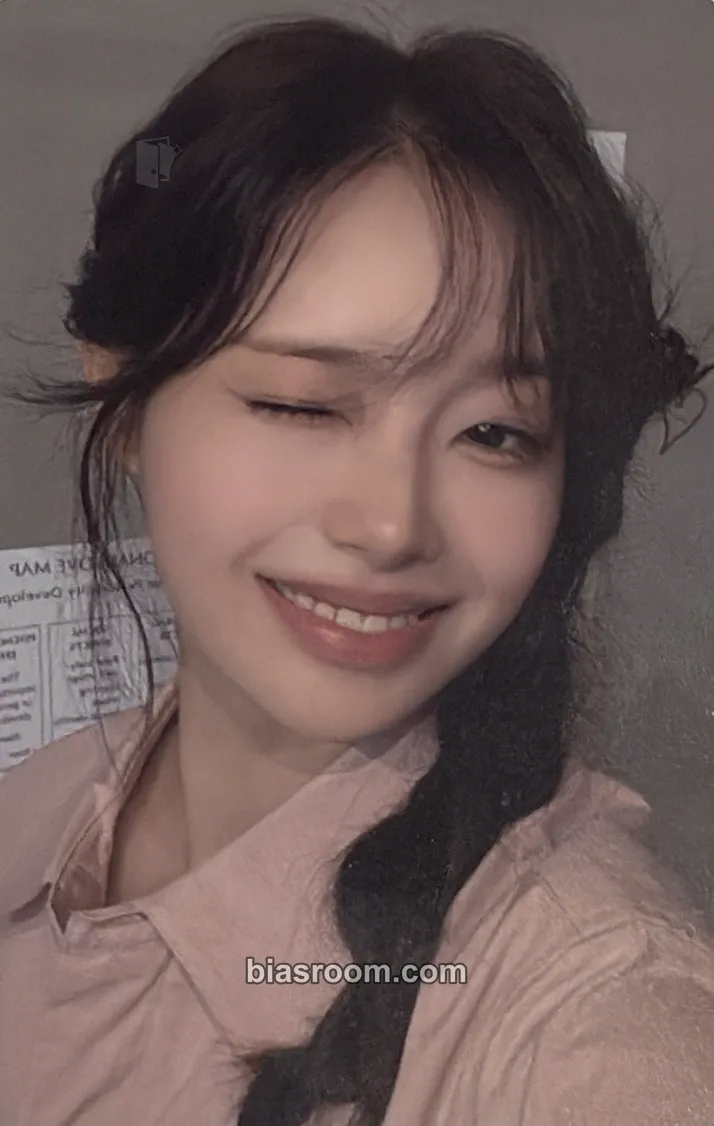 Chuu 2026 Seasons Greetings: CHUUTORIAL Photocard - Chuu K-pop photocard
