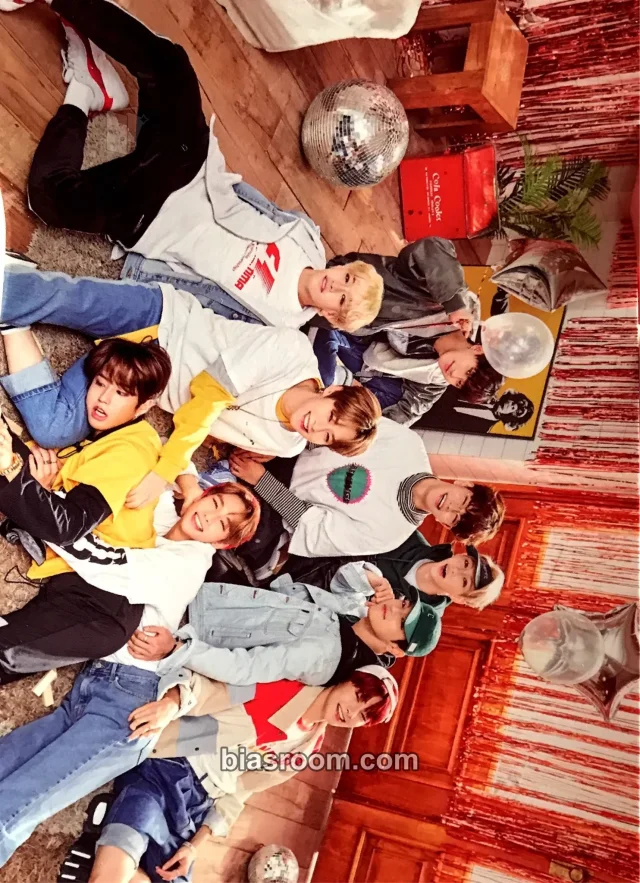 Stray Kids - Hi-STAY Tour in Korea Event lucky box postcard merch inclusion