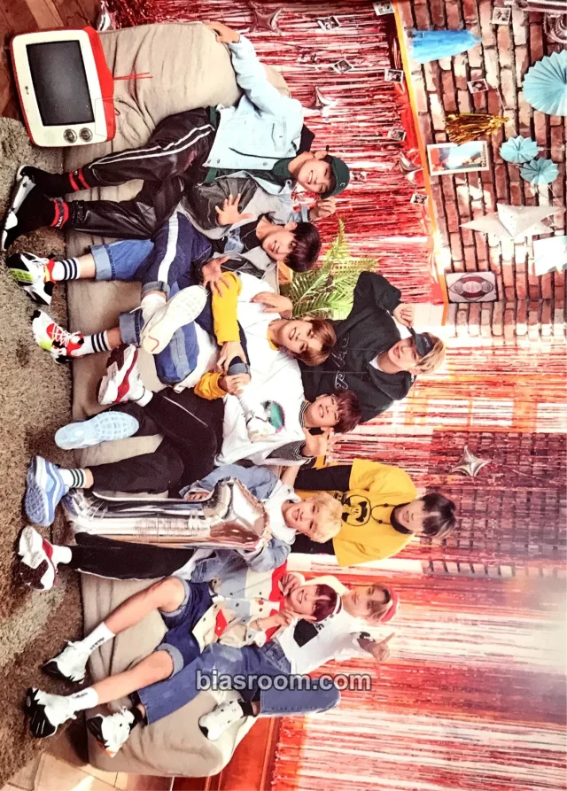 Stray Kids - Hi-STAY Tour in Korea Event lucky box postcard merch inclusion