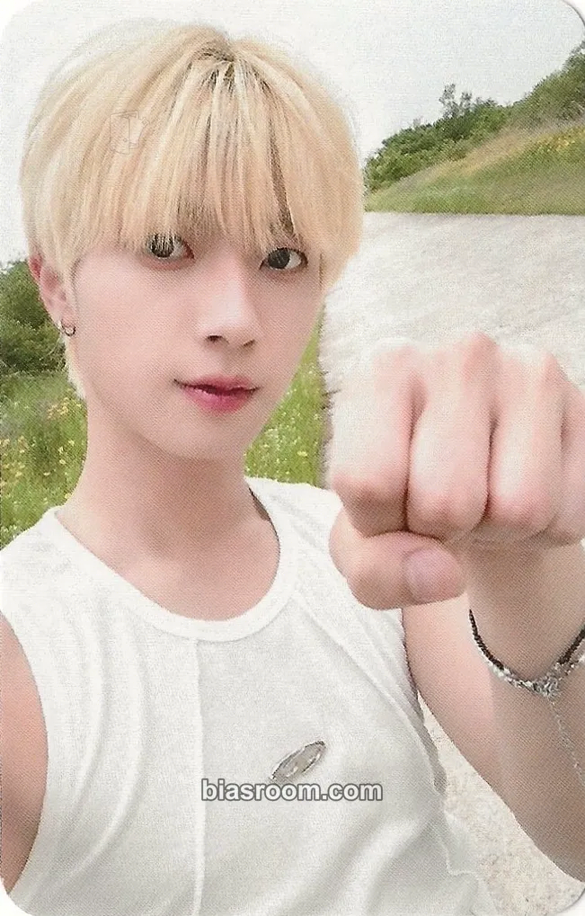 Kanghyun 2025 ONEWE WORLD TOUR 'O! NEW E!volution Ⅳ' Photocard - ONEWE - ONEWE K-pop photocard