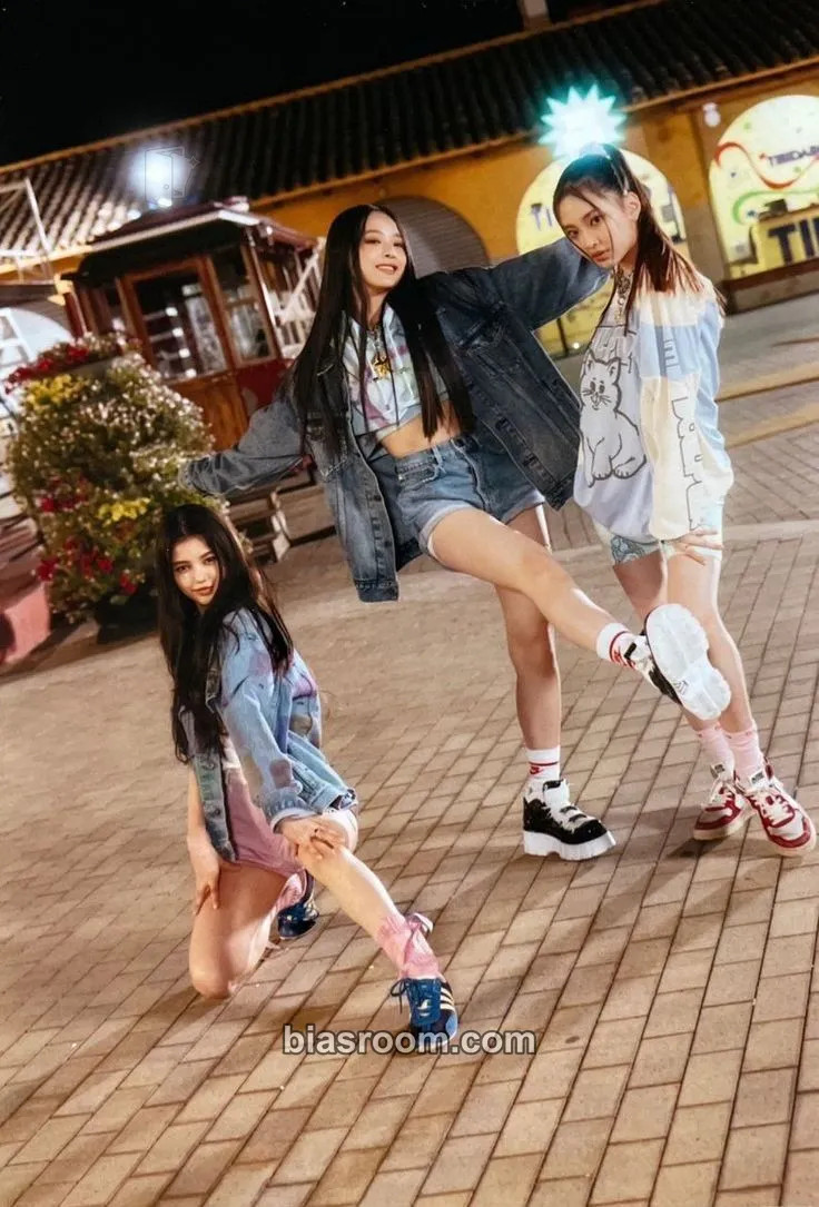 NewJeans 1st EP “New Jeans” Photocard - NewJeans - NewJeans K-pop photocard