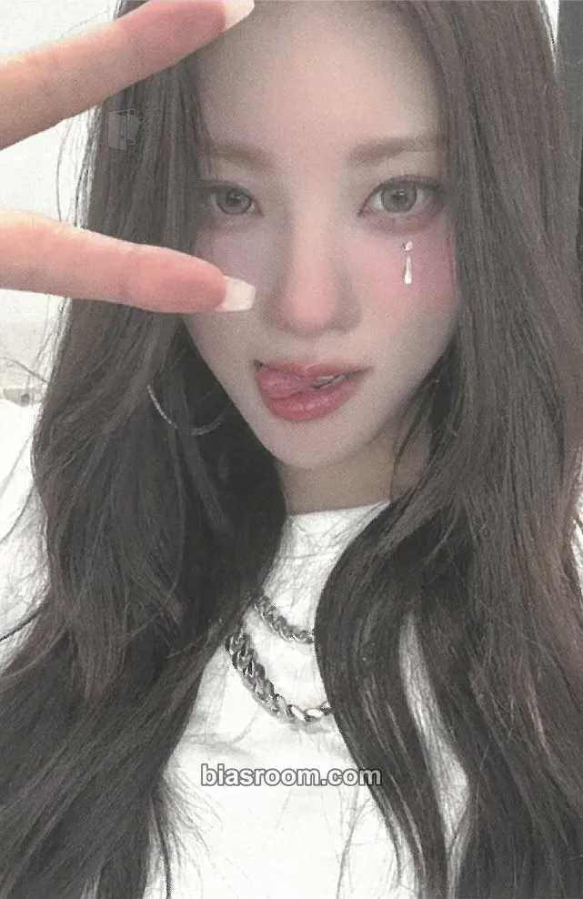 Chaein RBW Cafe Photocard - PURPLE KISS - PURPLE KISS K-pop photocard