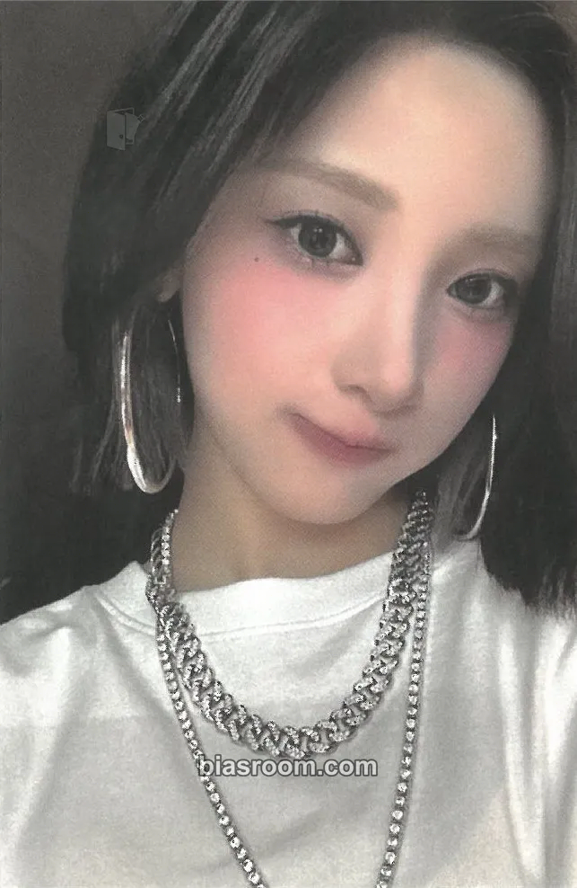 Yuki RBW Cafe Photocard - PURPLE KISS - PURPLE KISS K-pop photocard
