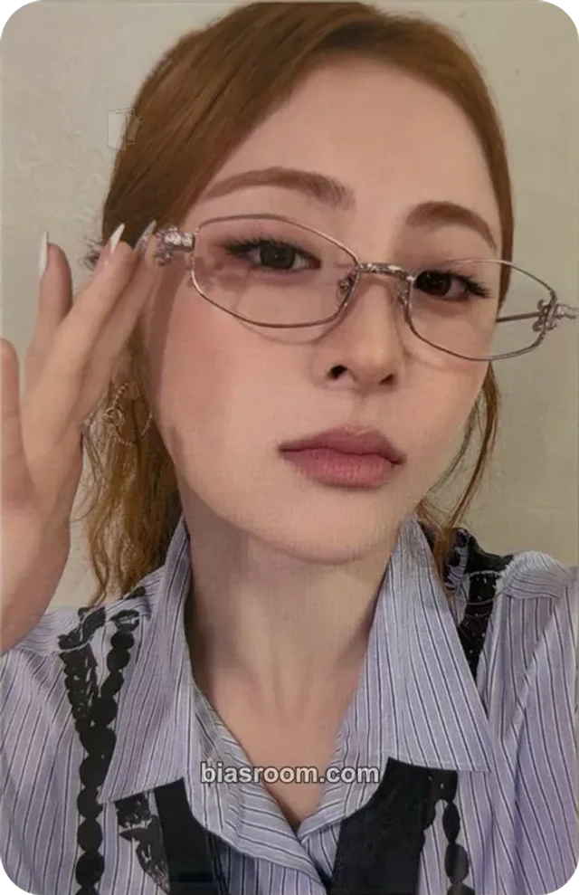 Huh Yunjin LE SSERAFIM DIFFERENT K-pop photocard
