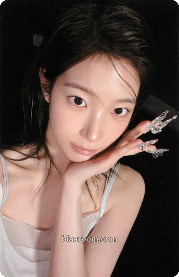 Kazuha Mom's Touch x Le Sserafim Photocard - LE SSERAFIM - LE SSERAFIM K-pop photocard