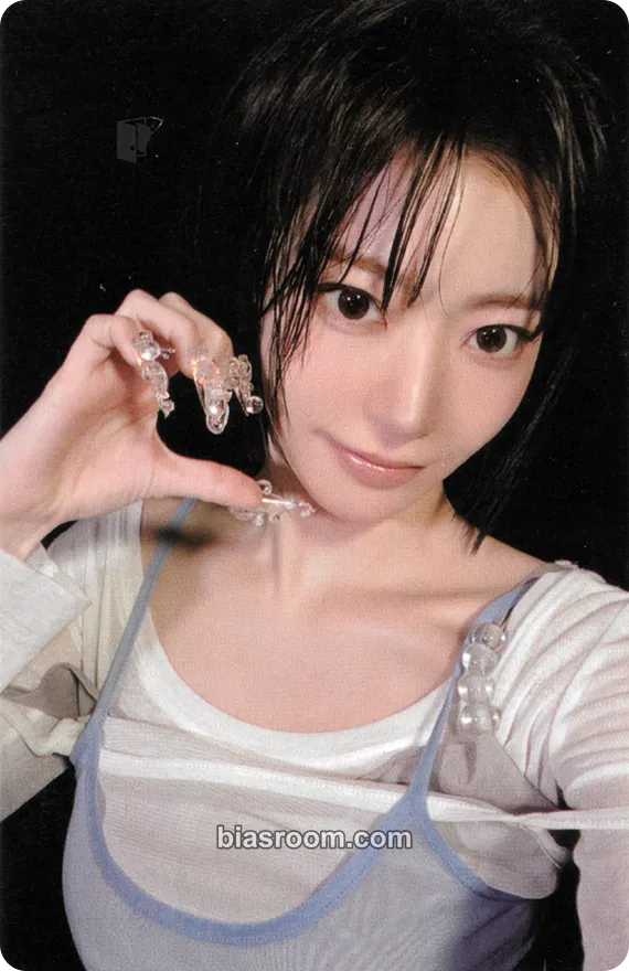 Sakura Mom's Touch x Le Sserafim Photocard - LE SSERAFIM - LE SSERAFIM K-pop photocard